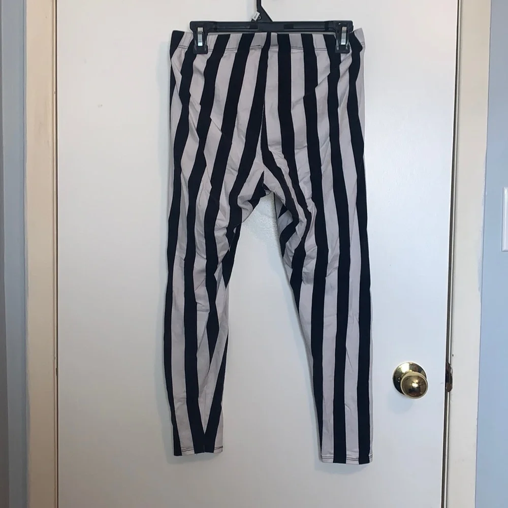 Black and white vertical striped leggings - Picture 6 of 7